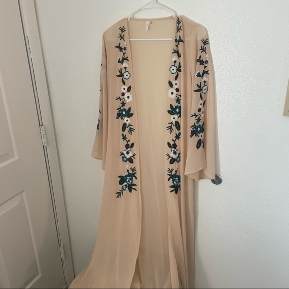 Embroidered floor length kimono - Picture 9 of 11